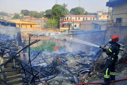 Bombeiros evitam que fogo se alastre no Japiim