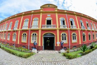 No ponto facultativo do dia 23/10 e no feriado do dia 24/10, aniversário da cidade de Manaus, serão mantidos os serviços públicos essenciais