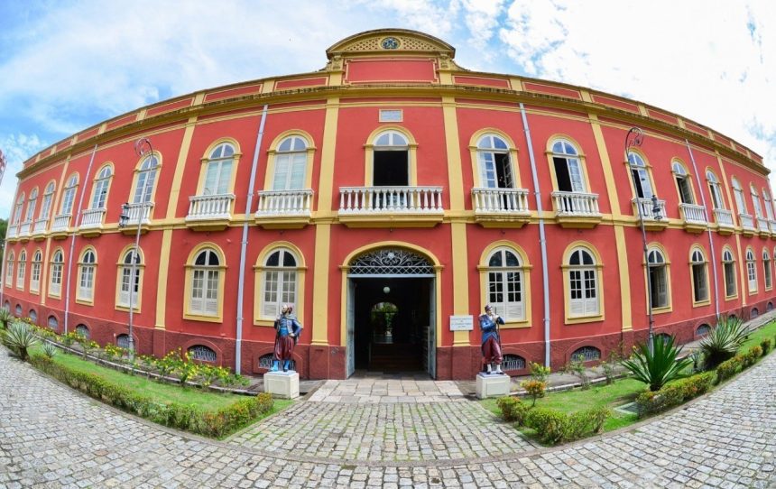 No ponto facultativo do dia 23/10 e no feriado do dia 24/10, aniversário da cidade de Manaus, serão mantidos os serviços públicos essenciais