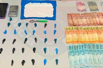 Prisões foram efetuadas por suspeita de envolvimento dos suspeitos em crimes de tráfico de drogas