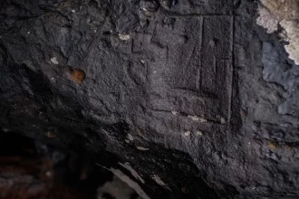 Gravuras rupestres em risco em Manaus