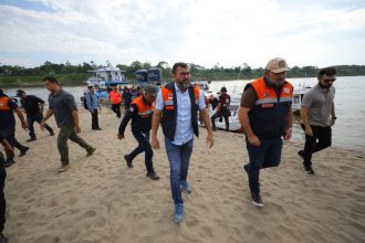 Cestas básicas para famílias vítimas da seca em Tefé