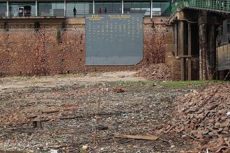 De acordo com o presidente do Sindicato dos Metalúrgicos do Amazonas (Sindmetal-AM), Valdemir Santana, ao menos 35 empresas, a maioria do setor de eletrônicos, devem parar por causa da falta de insumos para montagem de celulares e televisores, entre outros itens. A seca em Manaus deve prejudicar a Black Friday. O rio Negro atingiu o menor nível de navegabilidade em 121 anos do monitoramento das águas (Foto: Antônio Lima/Secom).