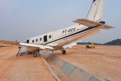 Avião faz pouso forçado em Manaus