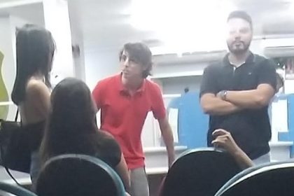 Amom se envolve em confusão e vai parar na delegacia