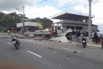 Carreta invade casa no Tarumã