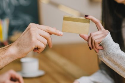 Dia Internacional da Amizade: 30% dos brasileiros já emprestaram o nome ou cartão de crédito para outra pessoa