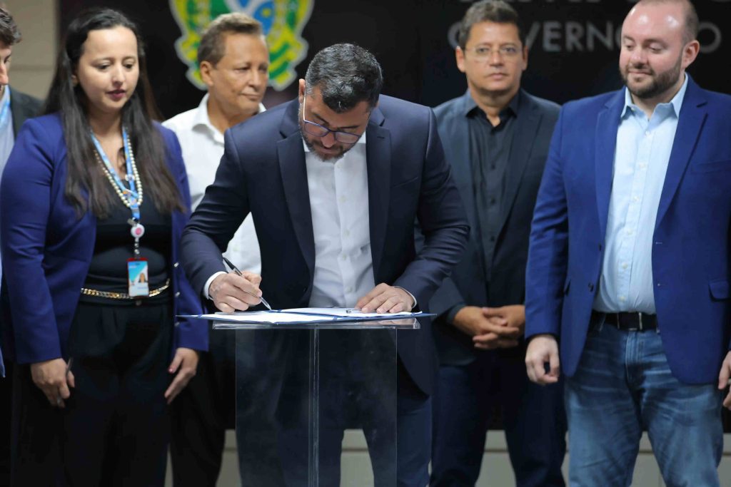 O governador Wilson Lima assinou, nesta quarta-feira (28/08), o contrato com a Caixa Econômica Federal para construção do primeiro habitacional do programa Amazonas Meu Lar, em parceria com o Minha Casa, Minha Vida, no bairro Novo Aleixo, zona norte de Manaus