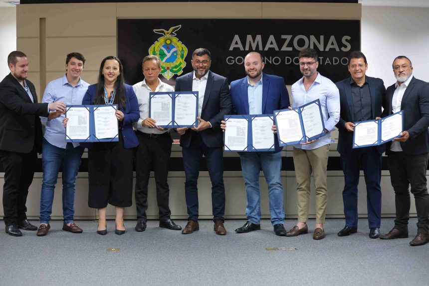 O governador Wilson Lima assinou, nesta quarta-feira (28/08), o contrato com a Caixa Econômica Federal para construção do primeiro habitacional do programa Amazonas Meu Lar, em parceria com o Minha Casa, Minha Vida, no bairro Novo Aleixo, zona norte de Manaus