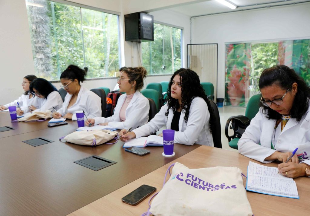 O programa Futuras Cientistas está com inscrições abertas até o próximo dia 30 de agosto. É a 3ª edição que a rede estadual do Amazonas participa da iniciativa, que visa o contato de alunas e professoras do sistema público de ensino com as áreas de Ciência e Tecnologia, em busca de igualdade de gênero no mercado de trabalho.