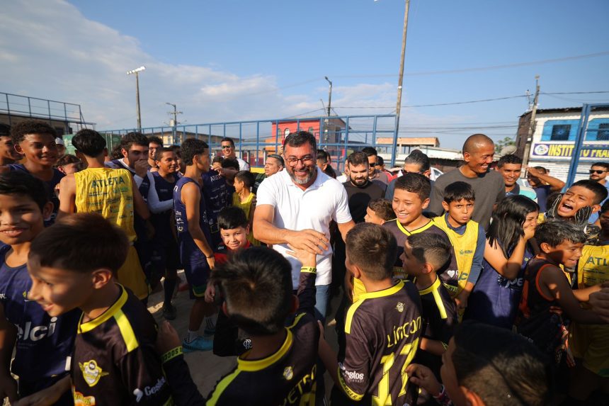 O governador Wilson Lima realizou, nesta terça-feira (20/08), a entrega do Campo do Vermelhão, no bairro Mauazinho, zona leste, após o local ser totalmente revitalizado pelo Governo do Amazonas. A medida vai beneficiar quase 30 mil moradores da comunidade, promovendo o esporte, lazer e tornando o espaço em área para eventos.