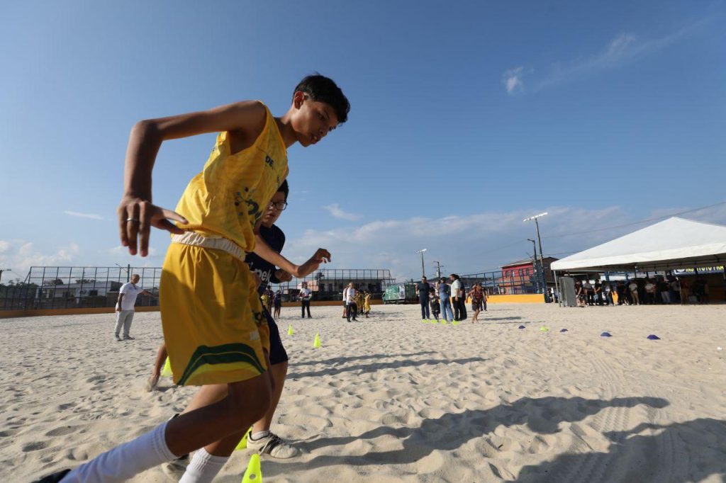 O governador Wilson Lima realizou, nesta terça-feira (20/08), a entrega do Campo do Vermelhão, no bairro Mauazinho, zona leste, após o local ser totalmente revitalizado pelo Governo do Amazonas. A medida vai beneficiar quase 30 mil moradores da comunidade, promovendo o esporte, lazer e tornando o espaço em área para eventos.