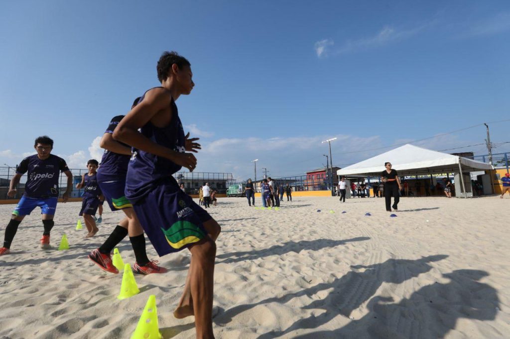 O governador Wilson Lima realizou, nesta terça-feira (20/08), a entrega do Campo do Vermelhão, no bairro Mauazinho, zona leste, após o local ser totalmente revitalizado pelo Governo do Amazonas. A medida vai beneficiar quase 30 mil moradores da comunidade, promovendo o esporte, lazer e tornando o espaço em área para eventos.
