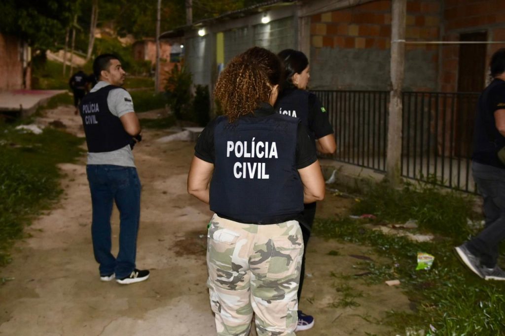 Um bebê recém-nascido, de apenas 20 dias, foi resgatado pela polícia durante operação contra tráfico humano em Manaus.