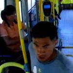 Nesta terça-feira (20/08), a Polícia Civil do Amazonas divulgou as imagens de um indivíduo ainda não identificado procurado por envolvimento em vários roubos a ônibus do transporte coletivo em Manaus.