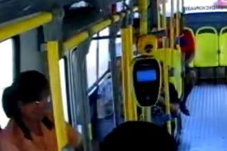 Nesta terça-feira (20/08), a Polícia Civil do Amazonas divulgou as imagens de um indivíduo ainda não identificado procurado por envolvimento em vários roubos a ônibus do transporte coletivo em Manaus.