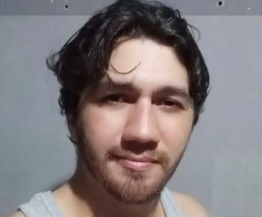 A Polícia Civil do Amazonas (PC-AM), por meio da Delegacia Especializada em Ordem Política e Social (Deops), divulga a imagem de Pedro Paulo Gomes Rego Lopes Neto, 28, que foi visto pela última vez no dia 13 de agosto deste ano, por volta do meio-dia, na rua Mauá, bairro Centro, zona sul de Manaus.