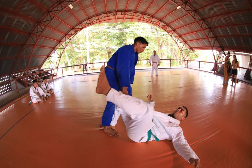 Elielton Lira de Oliveira, de 30 anos, é um paratleta amazonense de judô e representará o estado nos Jogos Paralímpicos de 2024 na categoria J1 até 60 kg. Apoiado pelo Governo do Amazonas, ele é atualmente o primeiro colocado no ranking brasileiro da categoria, e segundo no internacional.
