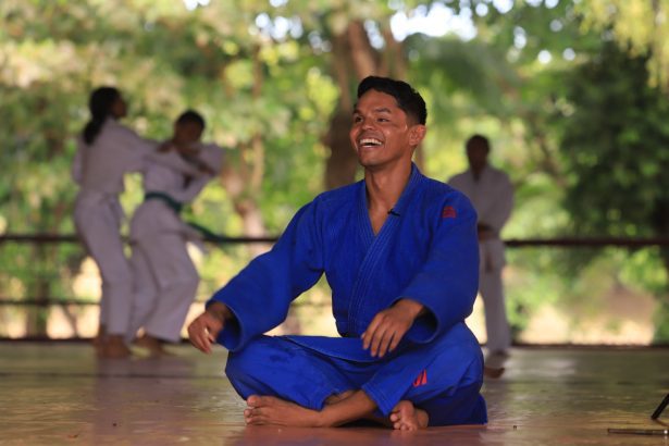 Elielton Lira de Oliveira, de 30 anos, é um paratleta amazonense de judô e representará o estado nos Jogos Paralímpicos de 2024 na categoria J1 até 60 kg. Apoiado pelo Governo do Amazonas, ele é atualmente o primeiro colocado no ranking brasileiro da categoria, e segundo no internacional.