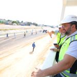 O governador Wilson Lima acompanhou, nesta segunda-feira (19/08), a fase final de obras da ligação viária construída entre as avenidas Silves e Maués, na zona sul de Manaus.