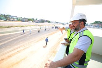 O governador Wilson Lima acompanhou, nesta segunda-feira (19/08), a fase final de obras da ligação viária construída entre as avenidas Silves e Maués, na zona sul de Manaus.