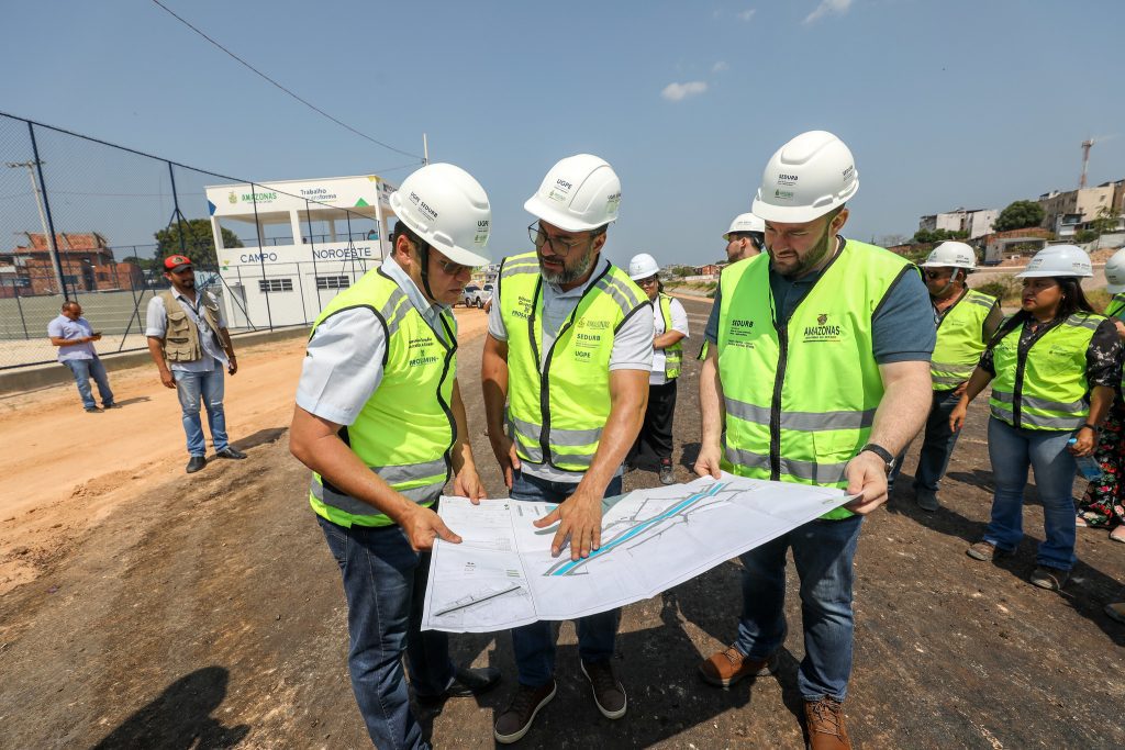 O governador Wilson Lima acompanhou, nesta segunda-feira (19/08), a fase final de obras da ligação viária construída entre as avenidas Silves e Maués, na zona sul de Manaus.