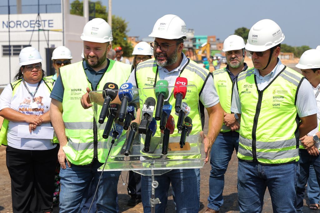 O governador Wilson Lima acompanhou, nesta segunda-feira (19/08), a fase final de obras da ligação viária construída entre as avenidas Silves e Maués, na zona sul de Manaus.