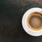 Até que horas você pode tomar café sem afetar o sono? Estudo responde