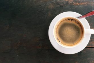 Até que horas você pode tomar café sem afetar o sono? Estudo responde