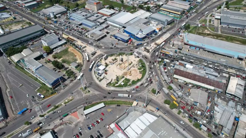 Construção de ponte desvia trânsito em trecho da avenida Autaz Mirim, na zona Leste