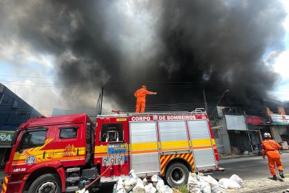 Bombeiros controlam incêndio no Fuxico