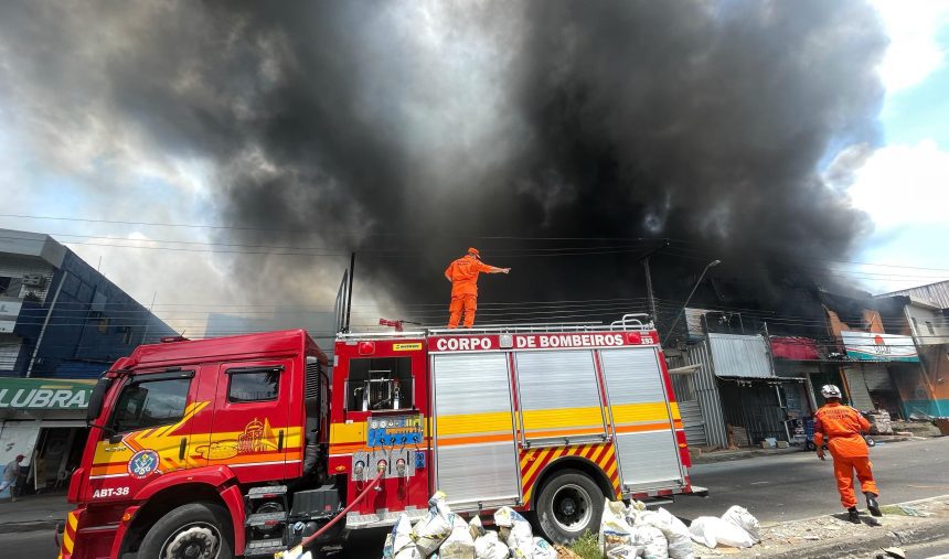 Bombeiros controlam incêndio no Fuxico