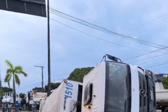 Adutora abre cratera em Manaus