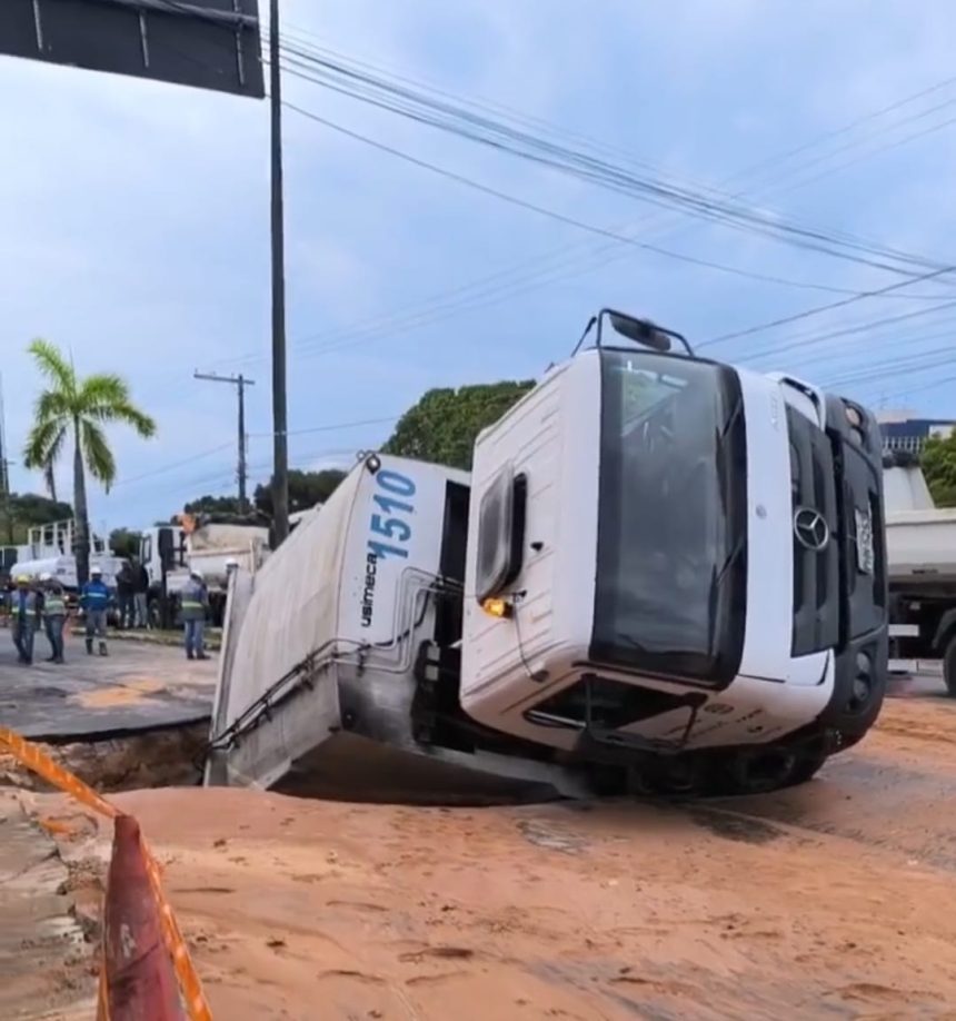 Adutora abre cratera em Manaus