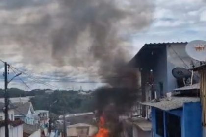 Um incêndio destruiu completamente um carro na rua Boa Vista, bairro Lírio do Vale 1, em Manaus . O caso aconteceu nesta quinta-feira.