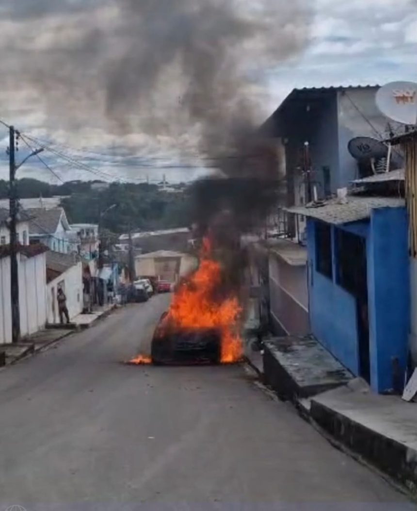 Um incêndio destruiu completamente um carro na rua Boa Vista, bairro Lírio do Vale 1, em Manaus . O caso aconteceu nesta quinta-feira.