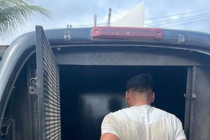 Polícia prende dois por assalto a loja de celular em Envira