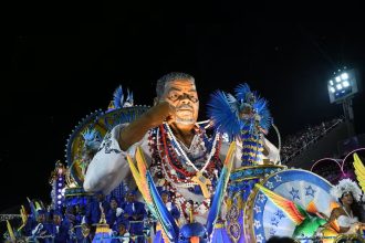 Artista de Parintins é o criador de carros alegóricos da Beija-Flor