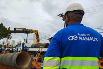 Equipe da Águas de Manaus trabalhando