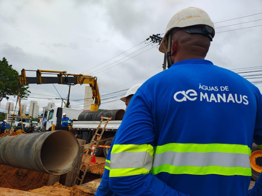 Equipe da Águas de Manaus trabalhando