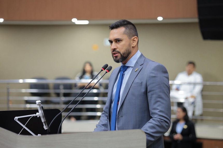 Paulo Tyrone denuncia preço dos combustíveis