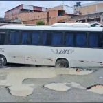 Micro-ônibus fica atolado em cratera no Novo Aleixo