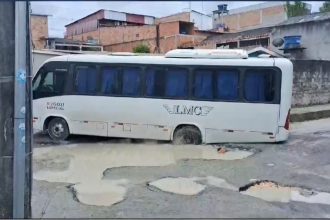 Micro-ônibus fica atolado em cratera no Novo Aleixo
