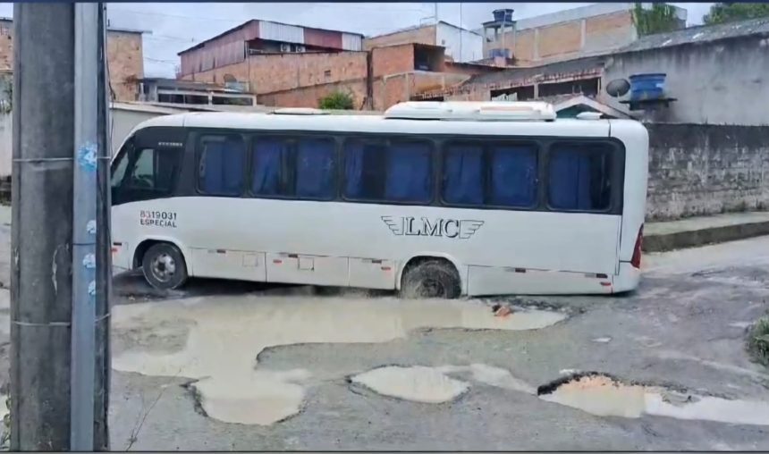 Micro-ônibus fica atolado em cratera no Novo Aleixo