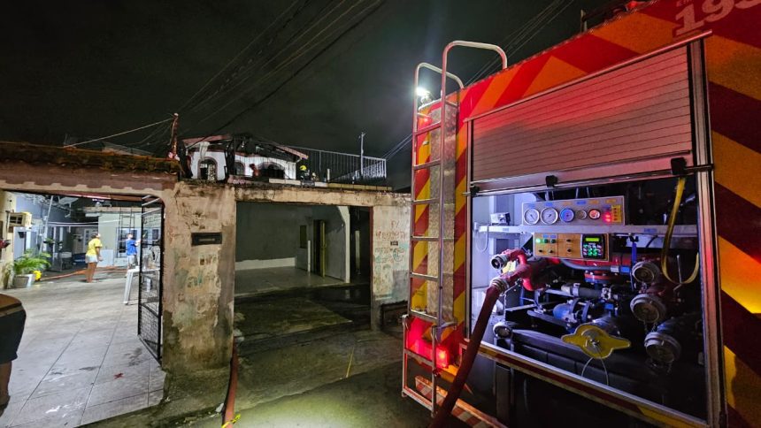 IncĂȘndios destroem casas na Compensa e Tancredo Neves nesta segunda