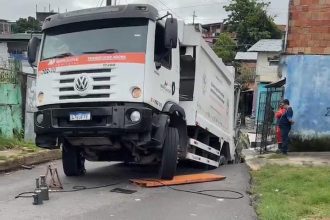Erosão no Coroado deixa rua cheia de crateras e ameaça casas