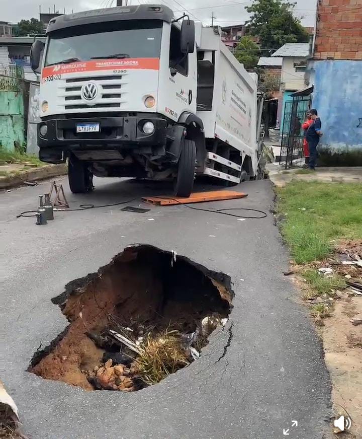 Erosão no Coroado deixa rua cheia de crateras e ameaça casas