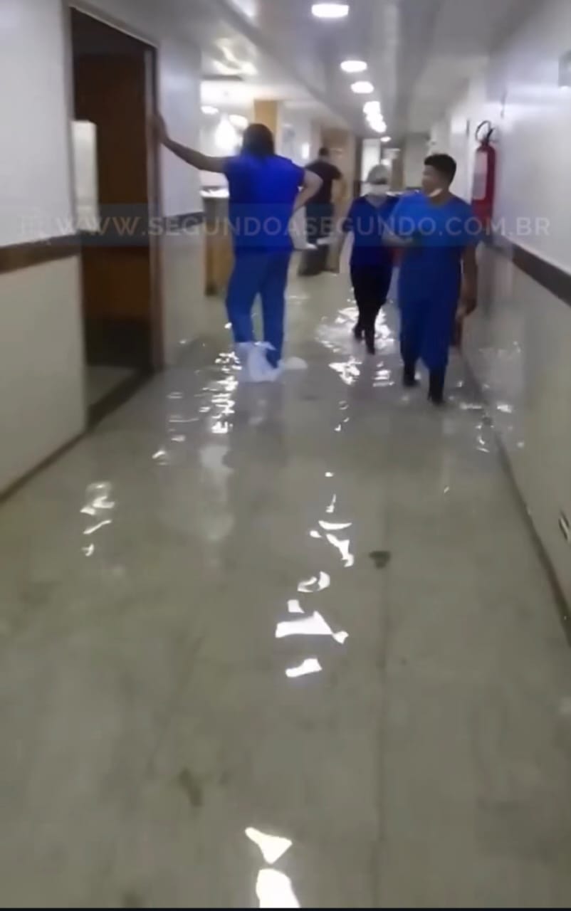 Hospital Hapvida alaga e ganha 'cachoeira' durante chuva em Manaus