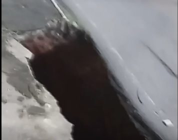 Cratera em frente ao Studio 5 preocupa pedestres e motoristas