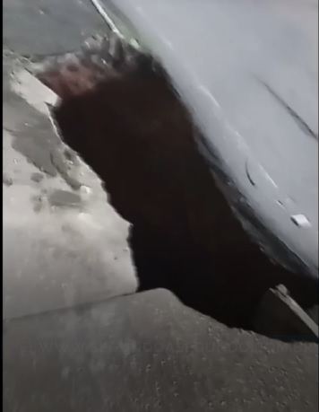 Cratera em frente ao Studio 5 preocupa pedestres e motoristas